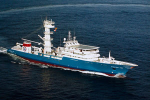 navio de pesca profissional atuneiro cercador
