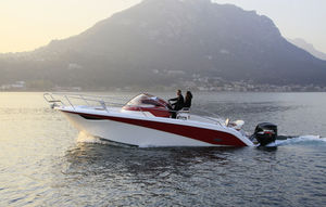 lancha Cabin Cruiser com motor de popa