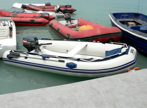barco inflável com motor de popa