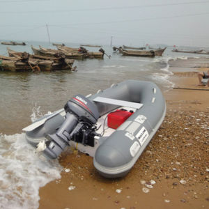 barco inflável com motor de popa