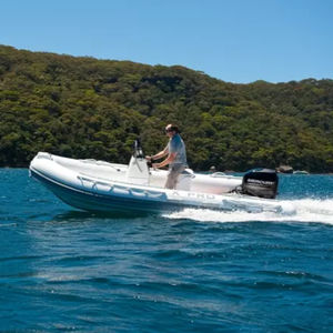 barco inflável com motor de popa