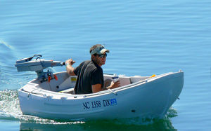 bote auxiliar com motor de popa