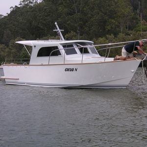 lancha Cabin Cruiser com motor de centro