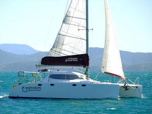 catamarã / de cruzeiro / em cabine fechada / 4 cabines