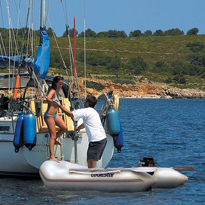 barco inflável com motor de popa