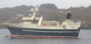 navio de pesca profissional de arrasto