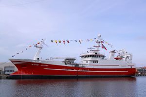 navio de pesca profissional de arrasto