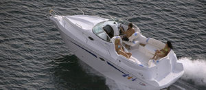 lancha Cabin Cruiser com motor de centro