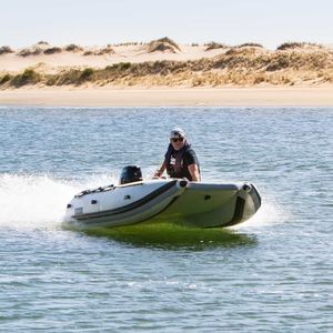 barco inflável com motor de popa