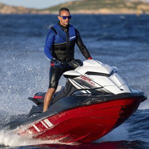 jet-ski sentado