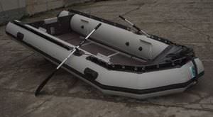 barco inflável com motor de popa