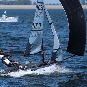 barco de vela ligeira para dois tripulantes / de regata / spinnaker assimétrico / com um trapézio