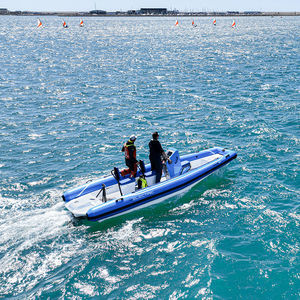 barco inflável com motor de centro