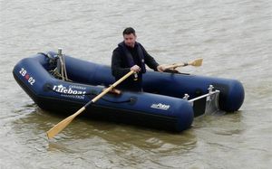 barco inflável com motor de popa