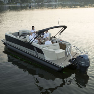 pontoon boat com motor de popa