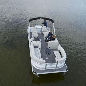 pontoon boat com motor de popa