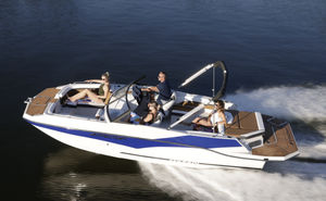 bay boat com motor de centro