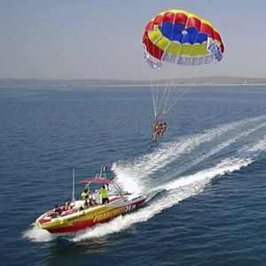 lancha de parasail com motor de centro / com console central / máx. 15 pessoas