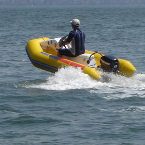 barco inflável com motor de popa