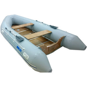 barco inflável com motor de popa