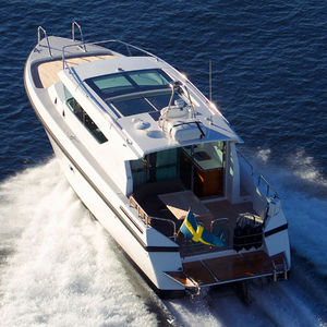 lancha Express Cruiser com motor de centro