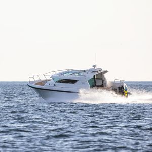 lancha Express Cruiser com motor de centro