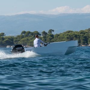 barco de apoio para iate hidrojato