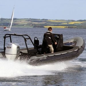 barco inflável com motor de popa