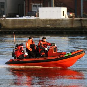 barco inflável com motor de popa 1