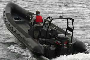 barco inflável com motor de popa