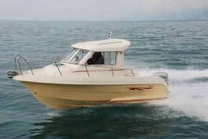 lancha Cabin Cruiser com motor de popa