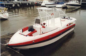 lancha de parasail com motor de centro
