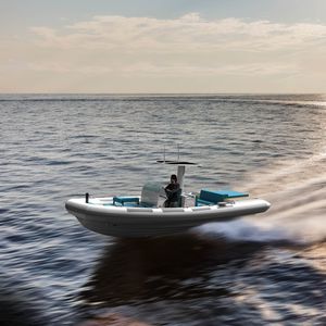 barco inflável com motor de centro