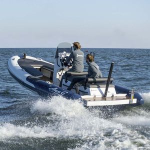 barco inflável com motor de centro
