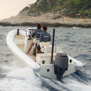 barco inflável com motor de popa