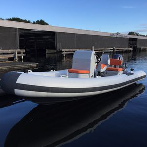 barco inflável com motor de popa