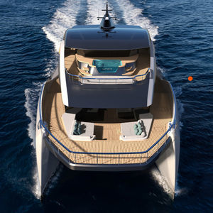 iate a motor catamarã