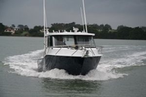 lancha Cabin Cruiser com motor de popa 1