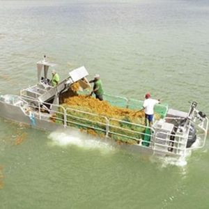 barco removedor de plantas aquáticas