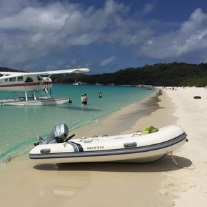 barco inflável com motor de popa