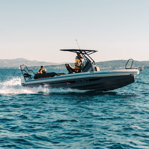 barco inflável com motor de popa