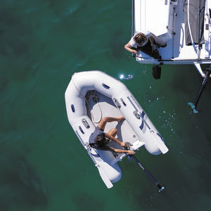 barco inflável com motor de popa