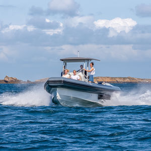 barco inflável com motor de popa / bimotor / semirrígido / com console central