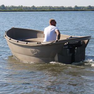 bote com motor de popa