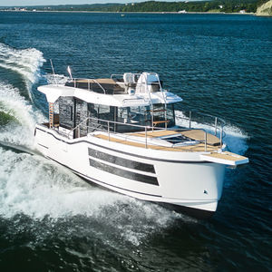 trawler com motor de centro