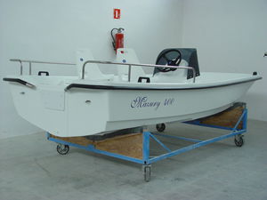 lancha de console central com motor de popa