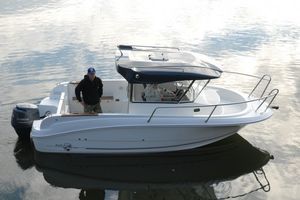 barco de pesca-passeio com motor de popa