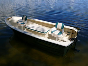 bote com motor de popa