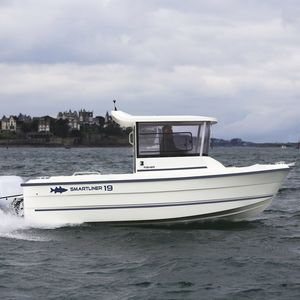 barco de pesca-passeio com motor de popa