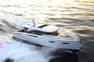 lancha Express Cruiser com motor de centro / com casco de deslocamento / rápida / em alumínio
